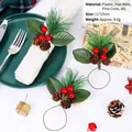 Servilleteros de Navidad con agujas de pino y bayas rojas para una mesa festiva - Servilletero de Navidad
