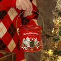 Scatola regalo di Natale rossa in latta con manico e stampa festiva per dolci. - Rotondo / Rosso