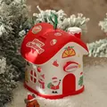 Confezione regalo natalizia a forma di casetta con adesivi festivi su sfondo innevato - Casetta di Natale / Piccolo Rosso Bianco