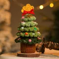 Handgehäkelter Weihnachtsbaum mit Weihnachtsmann-Anhängern und gelber Sternspitze - Fünfschichtiger Häkelstern / Grün