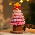 Handgefertigte rosa gehäkelte Weihnachtsbaum-Deko mit Ornamenten und Stern-Topper - Fünfschichtiger Häkelstern / Rosa