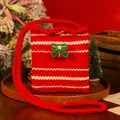 Weihnachtliche Strick-Geschenktasche in Rot und Weiß mit grüner Schleifen-Applikation - Gestrickter Rucksack Rot Mit Geschenk-Anhänger