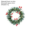 Dekorativer Weihnachts-Serviettenring mit roten Beeren und grünen Tannennadeln auf weißem Grund - Gipsbeere