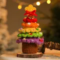 Handgefertigter gehäkelter Regenbogen-Weihnachtsbaum mit festlichen Glocken und Holzsockel - Fünfschichtiger Häkelstern / Dunkellila