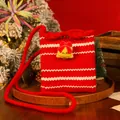 Rot-weiß gestreifter gestrickter Weihnachtsgeschenkbeutel mit dekorativer gelber Glocke - Gestrickter Rucksack Rot Mit Glocken-Anhänger