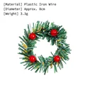 Festlicher Serviettenring mit grünen PVC-Nadeln und roten Beeren für Weihnachten - Kiefernadeln und rote Beeren