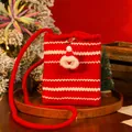 Festlicher rot-weiß gestreifter gestrickter Weihnachtsbeutel mit Weihnachtsmann-Motiv - Gestrickter Rucksack Rot Mit Weihnachtsmann-Anhänger