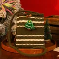 Festliche grün gestreifte gestrickte Weihnachtsgeschenktüte mit kleinem Tannenbaum - Gestrickter Rucksack Dunkelgrün Mit Baum-Anhänger