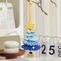 Handgehäkelte Weihnachtsbaum-Deko mit bunten Schichten und einer goldenen Glocke - Stil F / Einzelstück