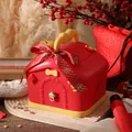 Festliche rote hausförmige Neujahrs-Sparschwein-Geschenkbox mit Schleife und Griff - Mondneujahr Stil 2