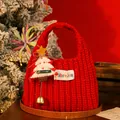 Charmante rote gestrickte Weihnachtsgeschenktasche mit festlichem Baumschmuck und goldener Glocke - Gestrickte Rote Tasche Mit Filzglocke