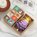 Handgemachte lila gehäkelte Weihnachtsbaum-Deko in einer festlich illustrierten Geschenkbox - Stil B / Geschenkbox