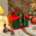 Weihnachtsgeschenkbox in Hausform in Rot und Grün mit dekorativer festlicher Schleife. - Weihnachtsschneehaus (Basis) / Grünes Band