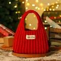 Festliche rote gestrickte Weihnachts-Geschenkhandtasche mit buntem LibreJon-Etikett für Geschenke - Knitted red handbag
