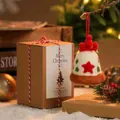 Handgemaakte kerstbel hanger van wolvilt met rode ster in kraft cadeauverpakking - Beige Ornament met Geschenkdoos