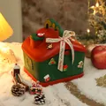 Festliche grüne und rote Weihnachtshaus-Spardose mit Merry Christmas Geschenkband - Weihnachtsschneehaus (Basis) / Cremefarbenes Band