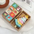 Handgehäkelter Weihnachtsbaum-Anhänger präsentiert in einer festlichen Geschenkbox - Stil D / Geschenkbox