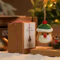 Handgemaakte kersthanger van wolvilt met rustieke geschenkverpakking van kraftpapier - Groene Hoed Kerstman met Geschenkdoos