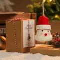 Schattig handgemaakt wollen vilt sneeuwpop ornament met bel en bruine geschenkdoos - Rode Hoed Sneeuwpop met Geschenkdoos