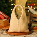 Gemütliche beige gestrickte Geschenktausche für Weihnachten im warmen Stil. - Knitted cardigan champagne handbag