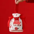 Sacchetto regalo festivo di Natale con Babbo Natale, tenuto in mano, rosso e bianco - Natale Pace e Gioia + Bambola / Bianco