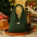 Dunkelgrüne gestrickte Weihnachts-Geschenktüte mit minimalistischem Webetikett für Geschenke - Knitted cardigan dark green handbag