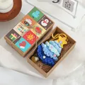 Handgehäkelter blauer Weihnachtsbaum-Anhänger präsentiert in einer festlichen Geschenkbox - Stil F / Geschenkbox