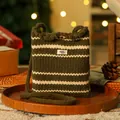 Gestrickte Weihnachtsgeschenktüte in Dunkelgrün und Weiß gestreift mit Holzknopf - Knitted small backpack dark green