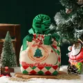 Festlicher cremefarbener Weihnachtsgeschenkbeutel aus Samt mit rot-grünem Karomuster - Geraffter Handheld-Stil / Off-White Weihnachtsbaum