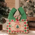 Weihnachtliche Geschenktüte aus Segeltuch mit klassischem rot-grünem Karomuster Design - Weihnachtsbaum Gitter