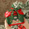 Rote und grüne weihnachtliche Geschenkbox in Hausform als Spardose für Kinder - Aufkleber-Stil / Grünes Band