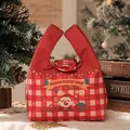 Kleine rot karierte Weihnachtsgeschenktüte aus Leinwand mit süßem Weihnachtsmann - Rotes Gitter-Stil