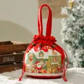 Roter Weihnachts-Geschenkbeutel mit Kordelzug, Motiv Weihnachtsmann und verschneite Häuser - Weihnachtsparadies / L / Rot