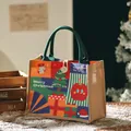 Festliche Weihnachts-Stofftasche mit grünen Henkeln und bunten Feiertagsmotiven - Weihnachts-Leinenbeutel - Groß Grün