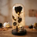 Rosa negra preservada de Halloween en cúpula de cristal con calavera y luces LED - Rosa Negra & Rey Fantasma & Calavera / Cúpula de plástico