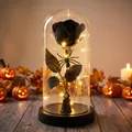Rosa negra de Halloween en cúpula de vidrio con luces LED y decoro esqueleto. - Rosa Negra + Rey Fantasma / Cúpula de plástico
