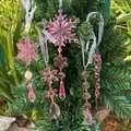 Dettaglio di addobbi natalizi in acrilico rosa con fiocchi di neve e ghiaccioli sull'albero. - Set da 18 pezzi / Rosa