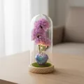 Flor de jabón de clavel púrpura artificial en cúpula de vidrio con luces LED decorativa - Estilo Base Madera Hierba Corazón Púrpura / Cúpula de plástico / Púrpura
