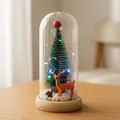 Mini árbol de Navidad con figura de reno en cúpula de vidrio con luces LED cálidas - Reno (Base de Madera) / Cúpula de plástico / Luz Colorida