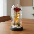 Rosa roja artificial en cúpula de vidrio con luces LED y árboles en miniatura - Cúpula de Plástico + Caja de Color / Lámina de Oro Rojo + Luz Cálida + Base Negra