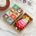 Handgefertigter rosa gehäkelter Weihnachtsbaum-Schmuck in einer Kraft-Geschenkbox - Stil A / Geschenkbox