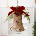 Cloche de Noël artisanale en bambou tressé avec nœud rouge et décoration de baies rouges - Cloche