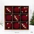 Set de 9 bolas de Navidad rojas flocadas con purpurina dorada en caja de almacenamiento - Estilo Flocado (Modelo D) / 9 Piezas/Paquete / Burdeos