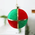 Bola de Navidad de terciopelo rojo y verde con bandas doradas, 8 cm de diámetro, 14 g - Pieza Única / 8cm / Rojo y Verde