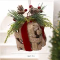 Cloche de Noël en bambou tressé à la main décorée de pommes de pin et de baies rouges - Boîte Cadeau