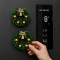 Imanes de nevera mini corona de Navidad con cascabeles dorados y adornos rojos festivos - Juego de 2 Guirnaldas