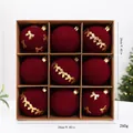 Set de 9 bolas de Navidad flocadas rojas de lujo con elegantes patrones de lazos dorados - Estilo Flocado (Modelo E) / 9 Piezas/Paquete / Burdeos