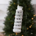 Adorno navideño Torre de Pisa blanco con diamantes de imitación, altura 13,5 cm - Pieza Única / Blanco