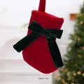 Calcetín de Navidad de terciopelo rojo con lazo verde, adorno colgante de 19x13cm. - Estilo Terciopelo / Rojo y Verde