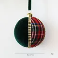 Bola de Navidad de 8 cm de terciopelo verde y cuadros rojos con decoración de strass - Pieza Única / Verde Oscuro Bloques de Color Cuadros